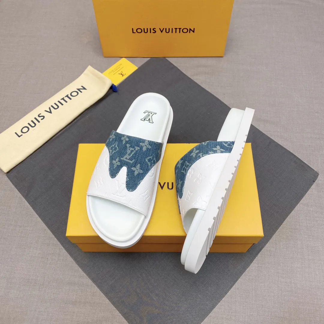 P300 🔍Top purchasing agent LV men's spring and summer slippers counter synchronization. The uppers are made of cowhide fabric imported from Italy, with logo graphics and high-quality craftsmanship. The soles are: original soles specially provided by the original factory. Exclusive molded soles are super comfortable. Original factory follow-up orders. 🔍🔍High quality. You can enter and leave the counter at will. Welcome to compare. Code number 38-45 No. 058